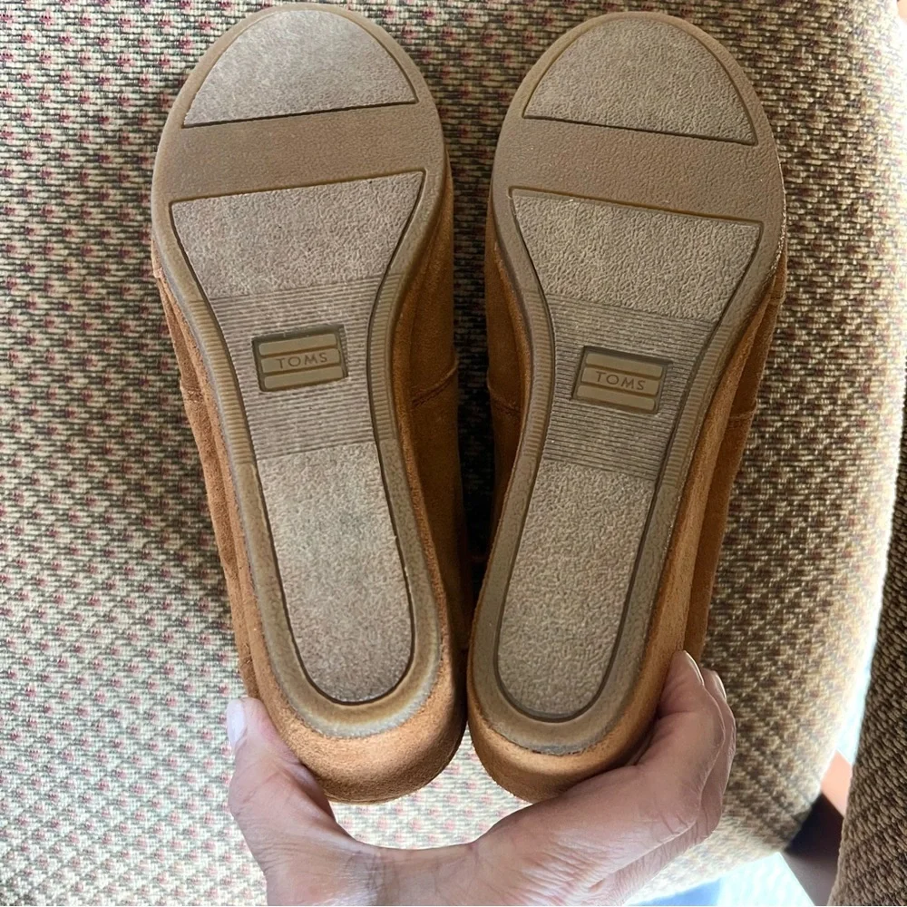 TOMS cute  Desert Bootie Wedge size 9.5 Chestnut suede New with original…